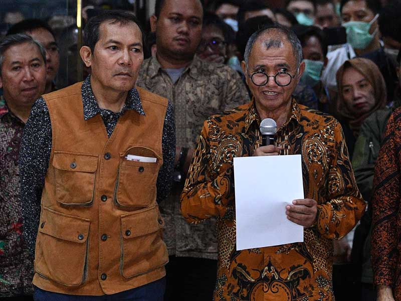 Ketua KPK Agus Rahardjo (kanan) didampingi para Wakil Ketua KPK Saut Situmorang (kiri) dan Laode M Syarif (kedua kanan).