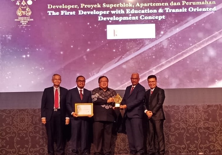 Menteri PPN/Kepala Bappenas Bambang Sumantri Brodjonegoro menyerahkan penghargaan kepada Repower.