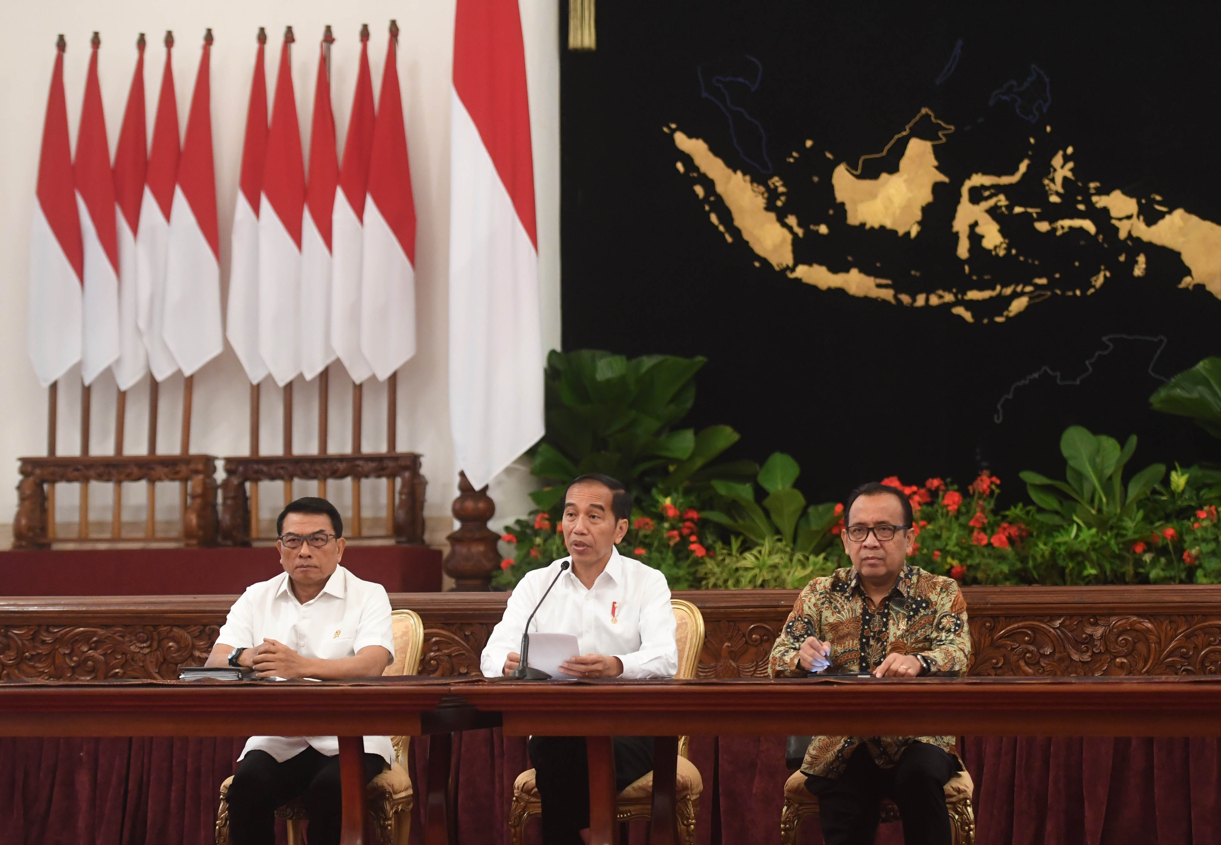 Presiden Joko Widodo (tengah) didampingi Kepala Staf Kepresiden Moeldoko (kiri) dan Mensesneg Pratikno (kanan) 