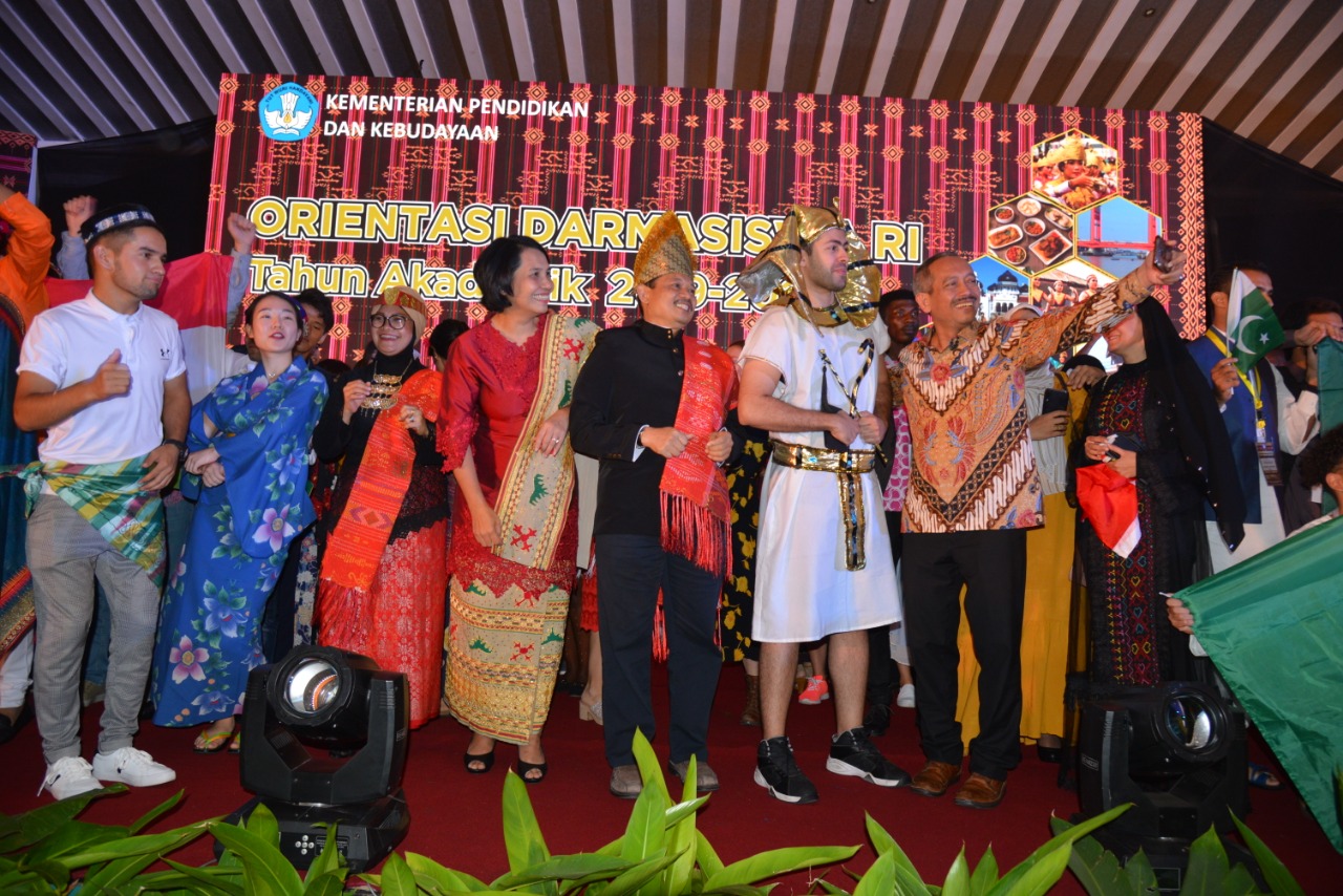 Para pelajar asing yang mendapat program beasiswa Darmasiswa usai mendapat pembekalan dari Kemendikbud di Jakarta, Jumat (30/8).