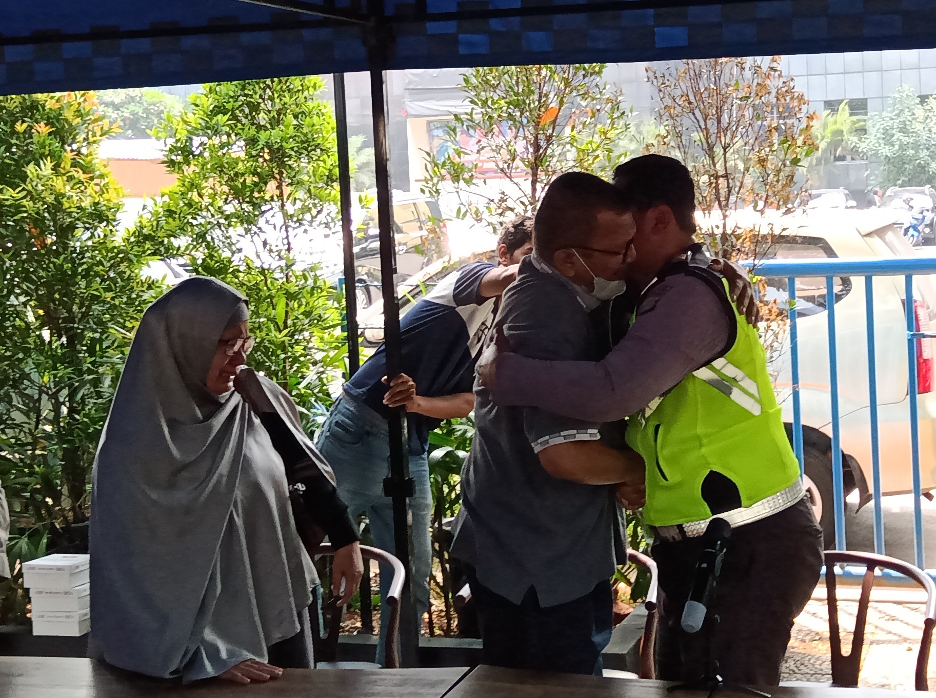 Tavipuddin, 54, berpelukan dengan personel Polda Metro Jaya, Bripka Eka Setiawan, Selasa (17/9)