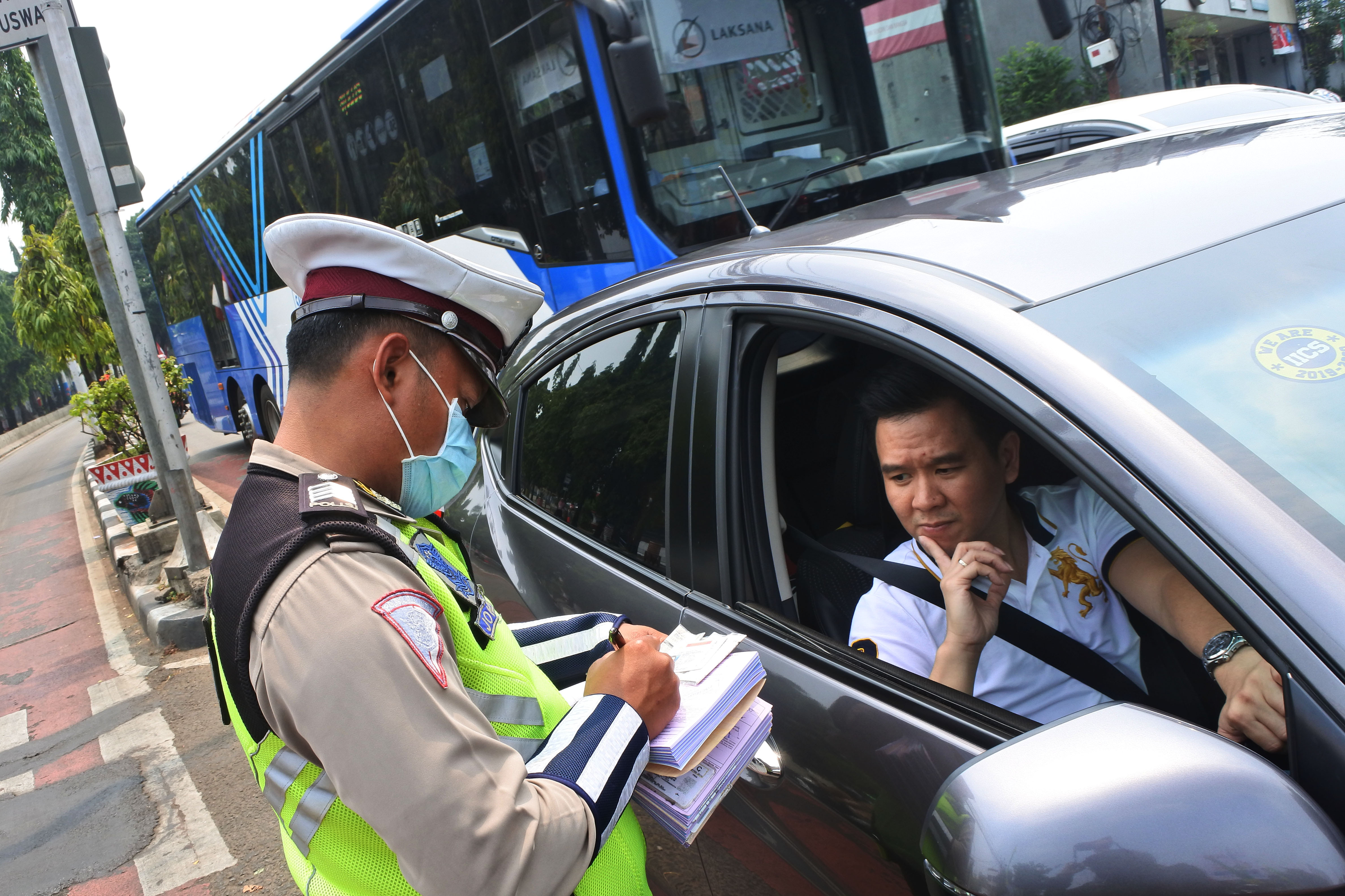 Satlantas PMJ Bripka Johan, menindak pelanggar yang melewati jalur Busway di Jalan Kebayoran Lama.