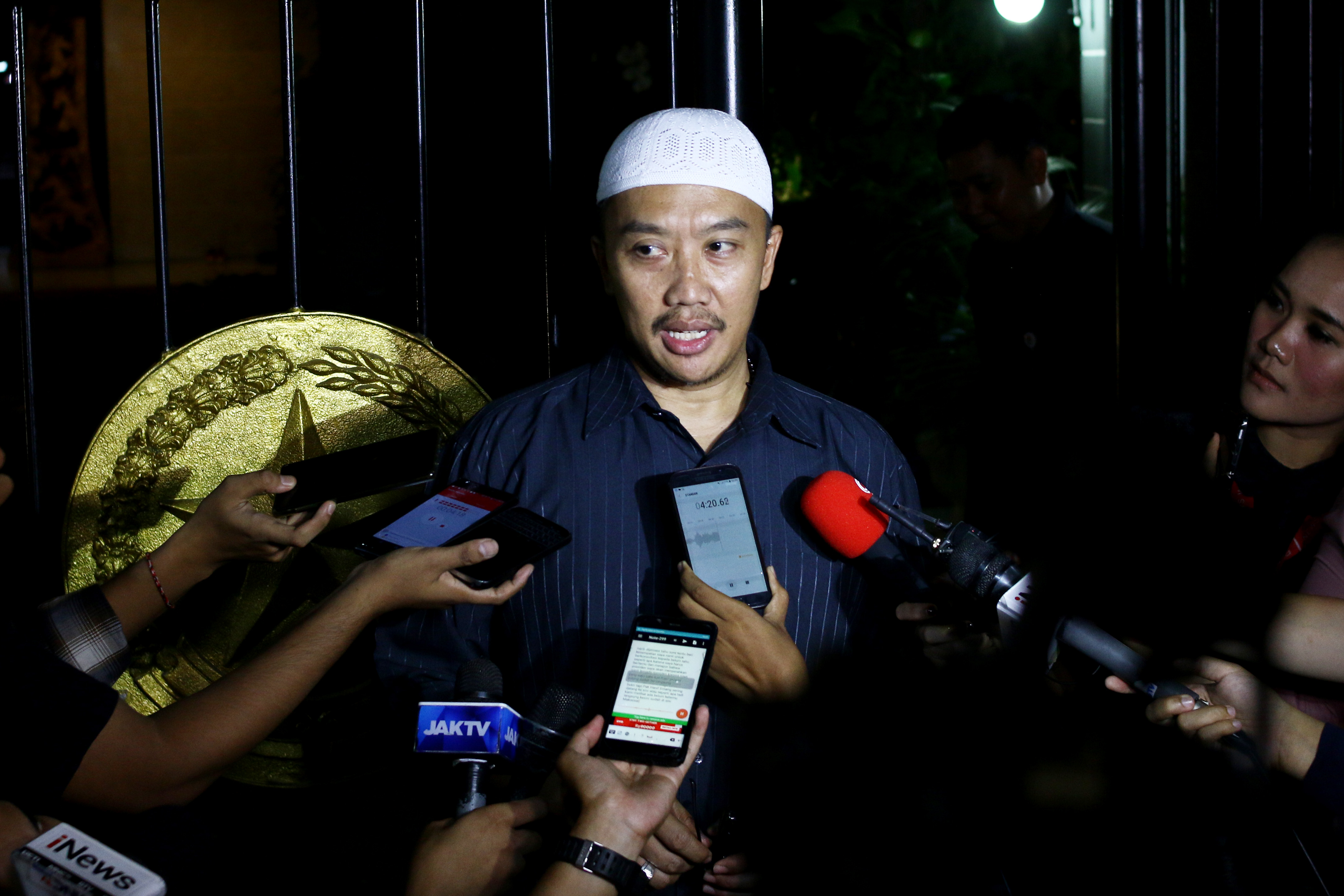 Menpora Imam Nahrawi memberikan keterangan kepada wartawan terkait penetapan dirinya sebagai tersangka baru kasus dugaan korupsi oleh KPK 