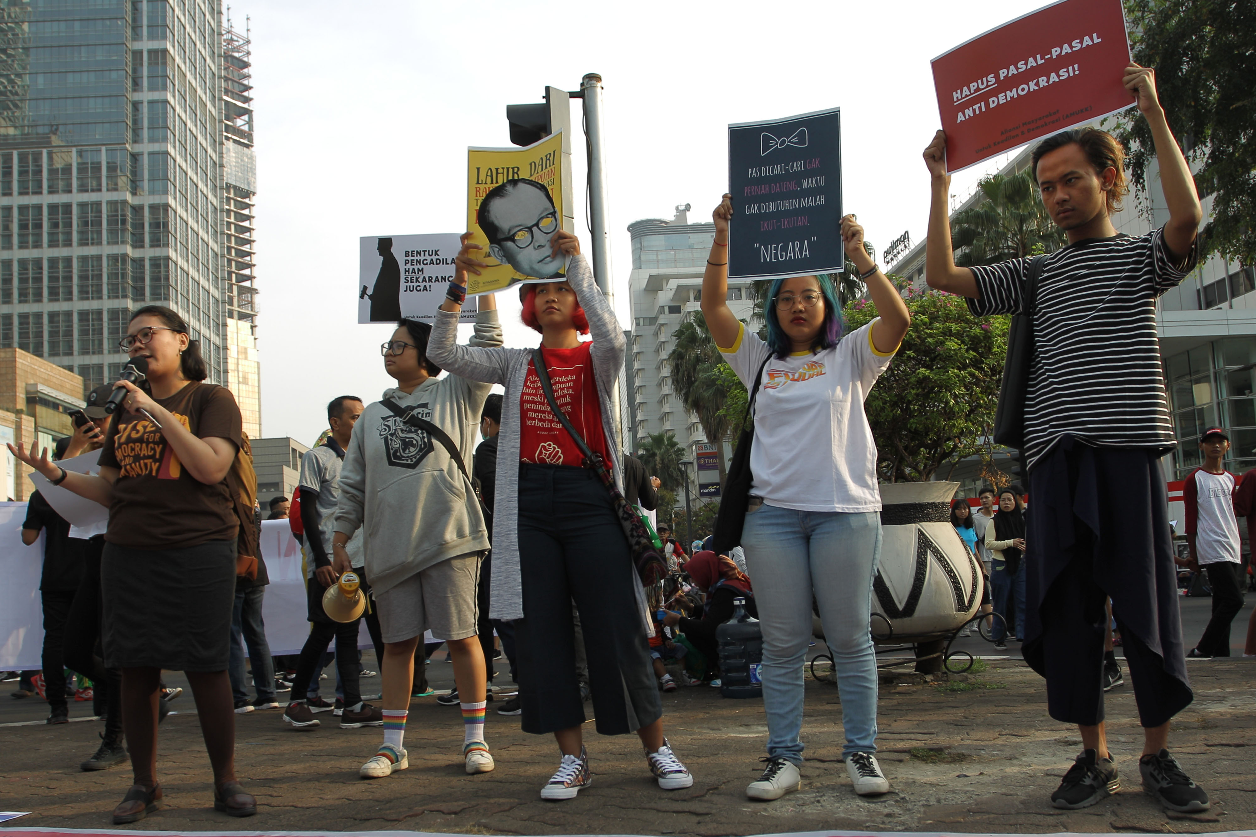 Warga mengikuti aksi tolak RUU KUHP saat hari bebas kendaraan di Jakarta, Minggu (15/9/2019). 