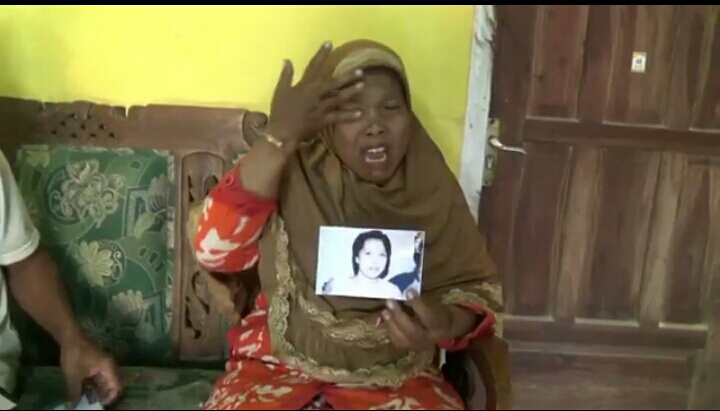 Sumarwi, 59, ibu dari seorang TKW bernama Uun Kunaesih asal Brebes yang 13 tahun tak ada kabar