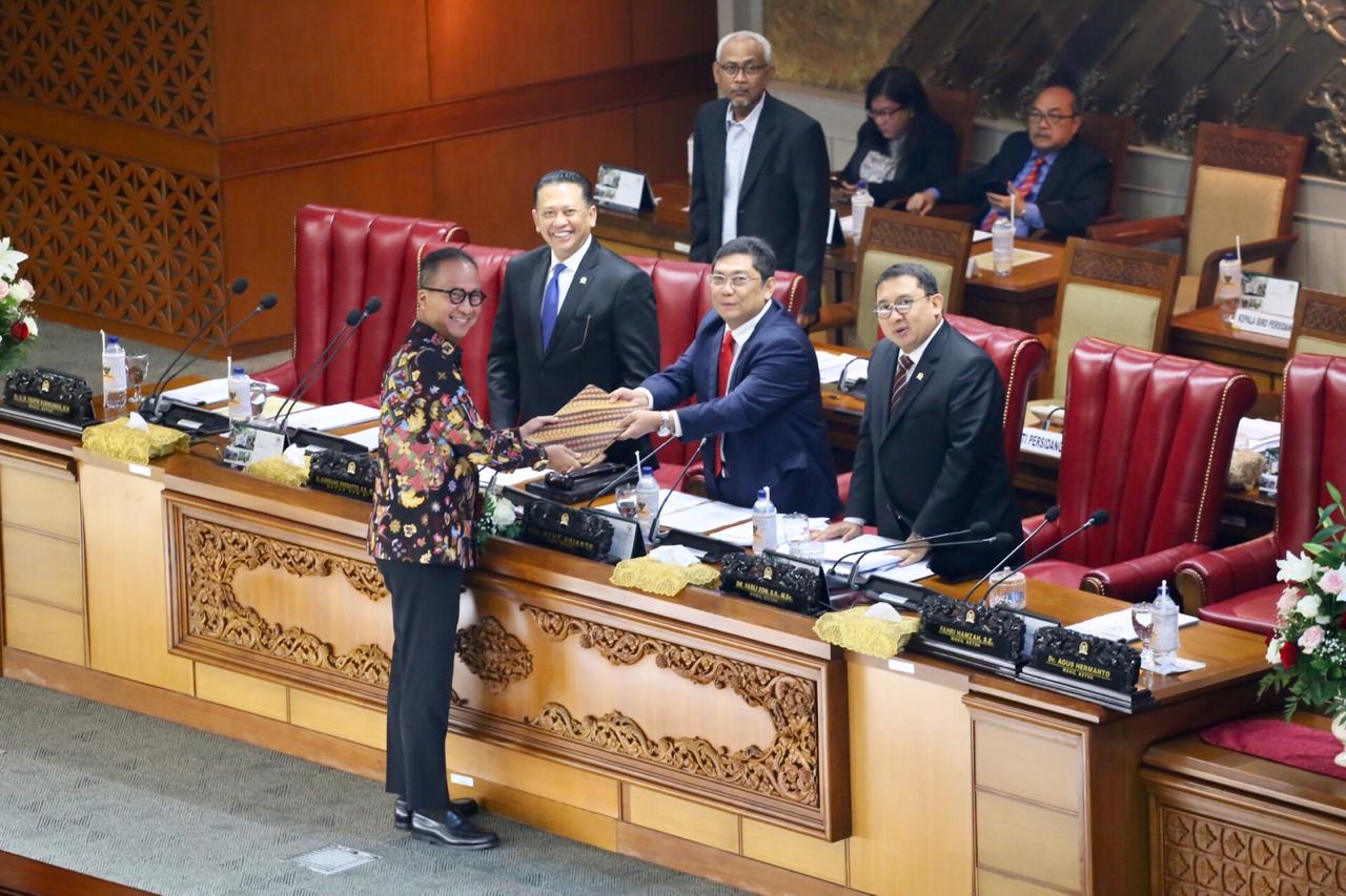 Sidang Paripurna DPR RI mengesahkan RUU Pekerjaan Sosial menjadi undang-undang.