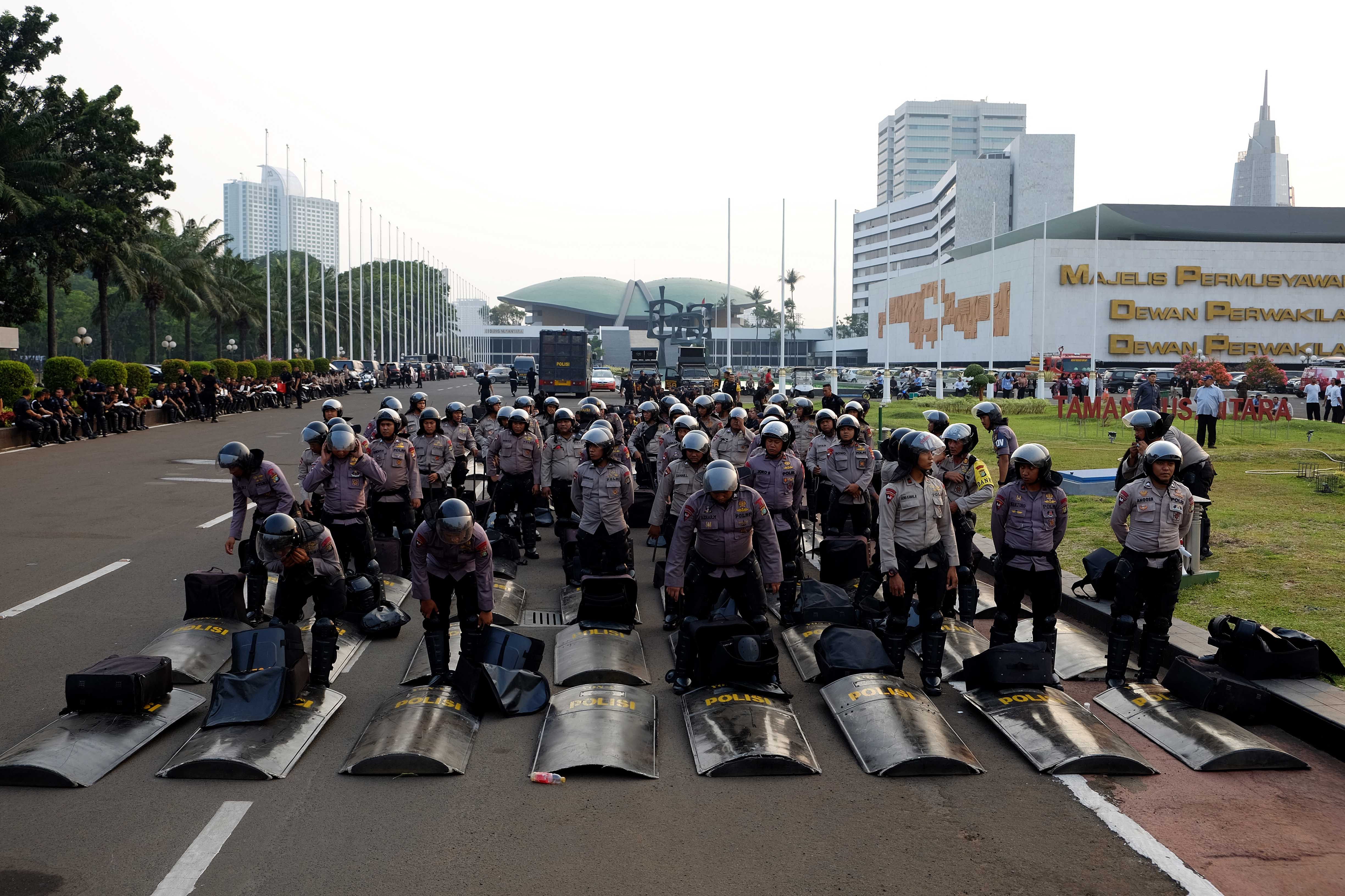 Polisi huru-hara menyiapkan peralatan saat bersiaga di dalam gedung DPR, Senayan, Jakarta, Senin (23/9). 