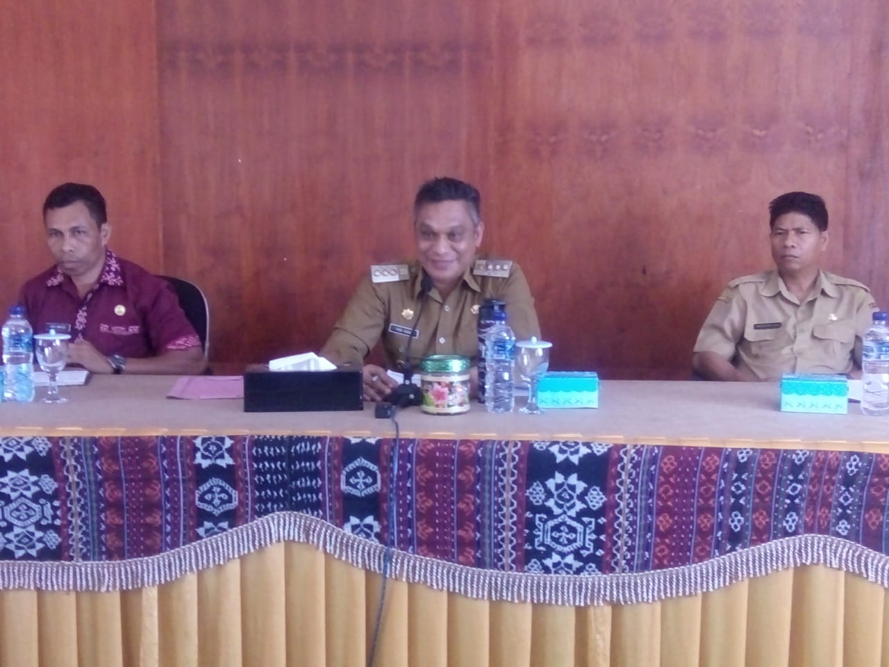 Bupati Sikka Fransiskus Roberto Diogo (tengah), Wakil Bupati Sikka  Romanus Woga (kiri) dan Sekda Sikka Valemtnus Sili Tupen.