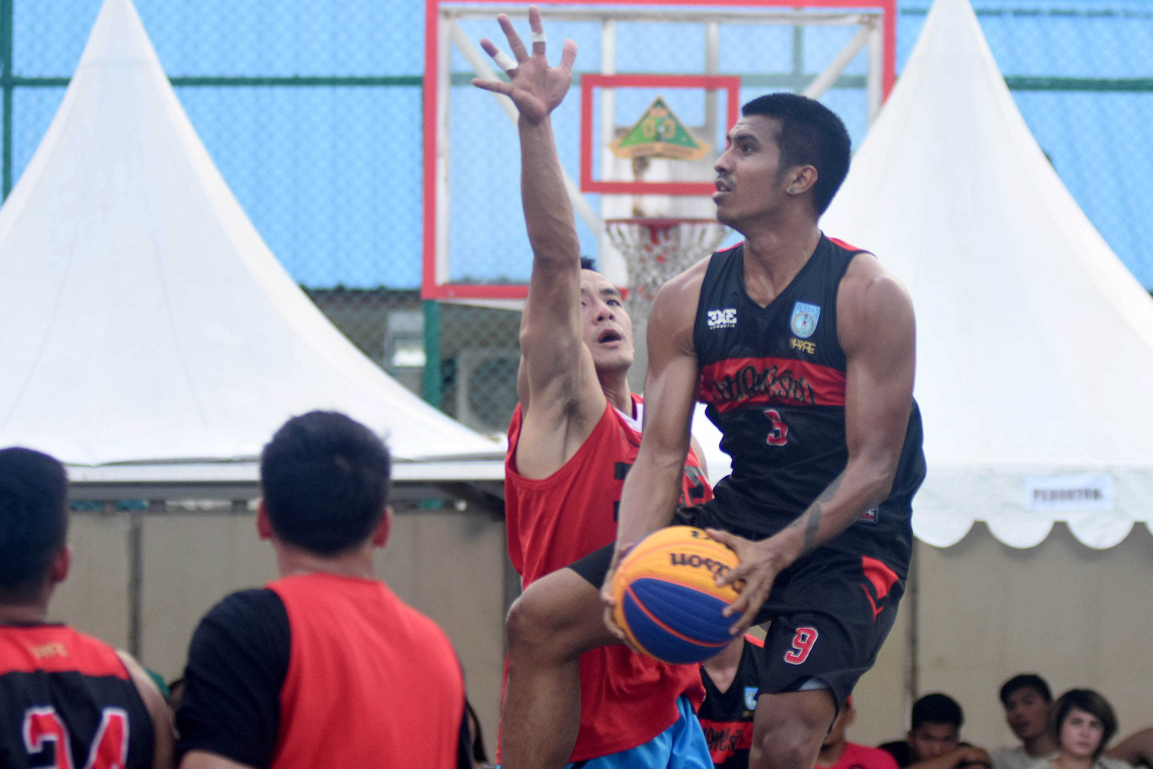  Pemain tim nasional bola basket 3x3 Yerikho Chritphor Tuasela (kanan) ketika melakukan uji coba di Lapangan Basket Blok A, Jakarta Barat.