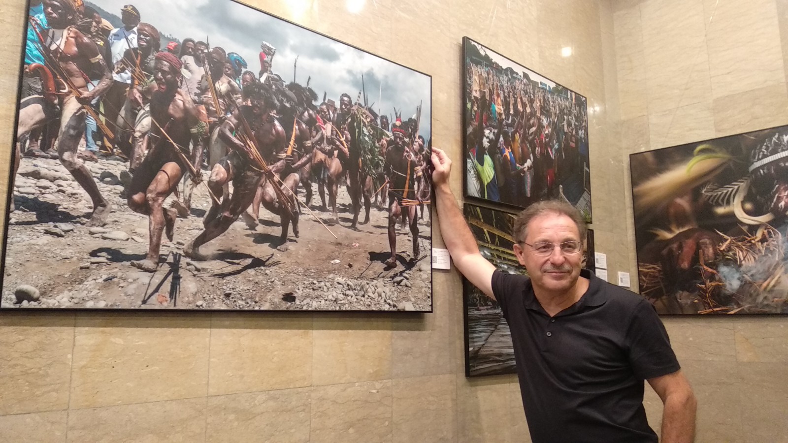 Fotografer Rusia Sergey Kovalchuk (baju hitam) berpose di depan karyanya yang mengangkat tradisi-tradisi tua di Indonesia.