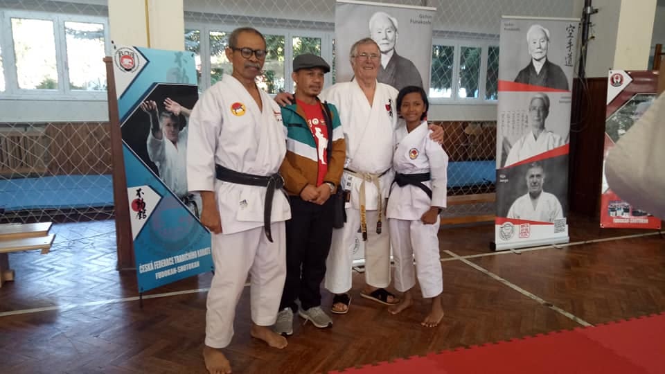 Karateka cilik Indonesia, Heizmy Gursyifa, usai tampil pada Kejuaraan Tingkat Eropa di Praha, Rep Ceko, Minggu (22/9).