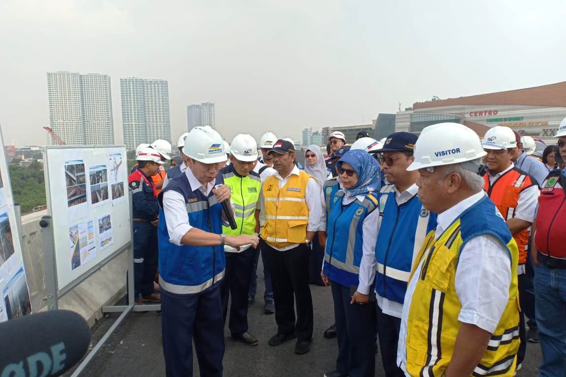 Menteri PUPR Basuki Hadimuljono meninjau sekaligus menjajal Jalan Tol Layang Jakarta-Cikampek, Kamis (19/9).