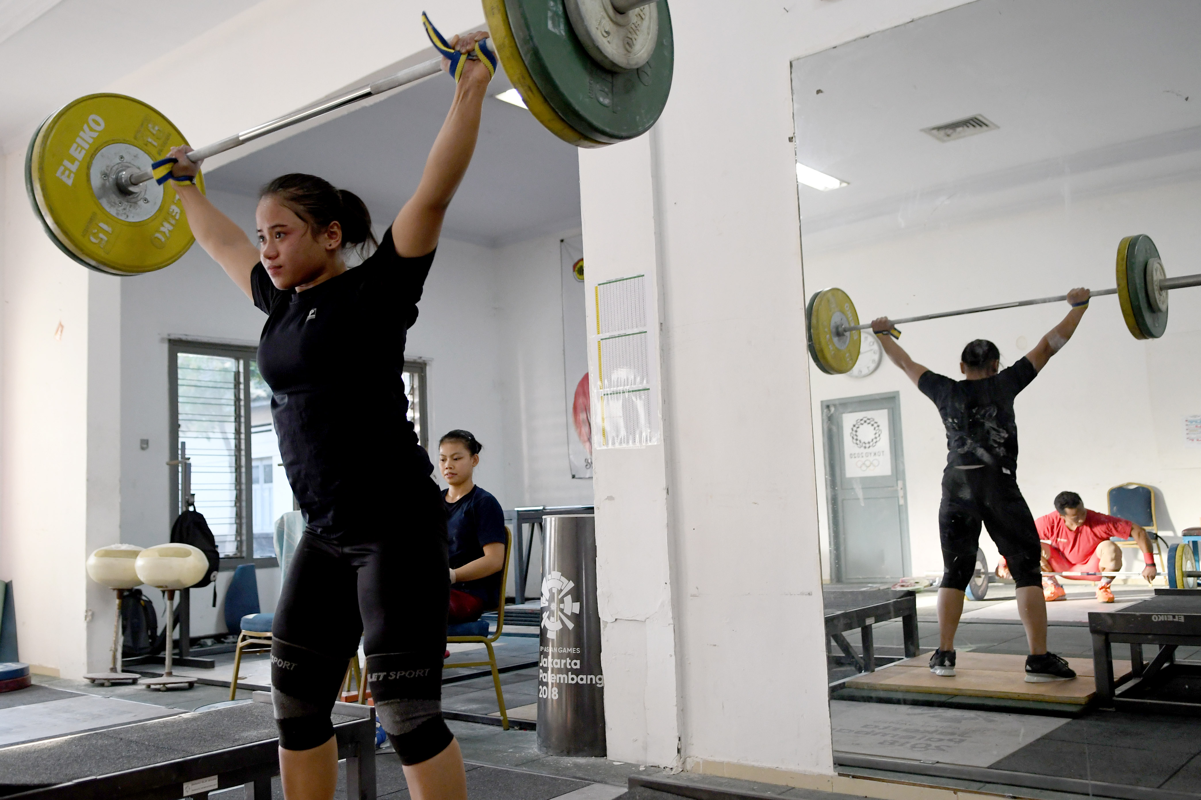  Lifter putri Indonesia Putri Aulia Andriani berlatih disela-sela pemusatan latihan nasional (Pelatnas) di Mess Kwini, Jakarta