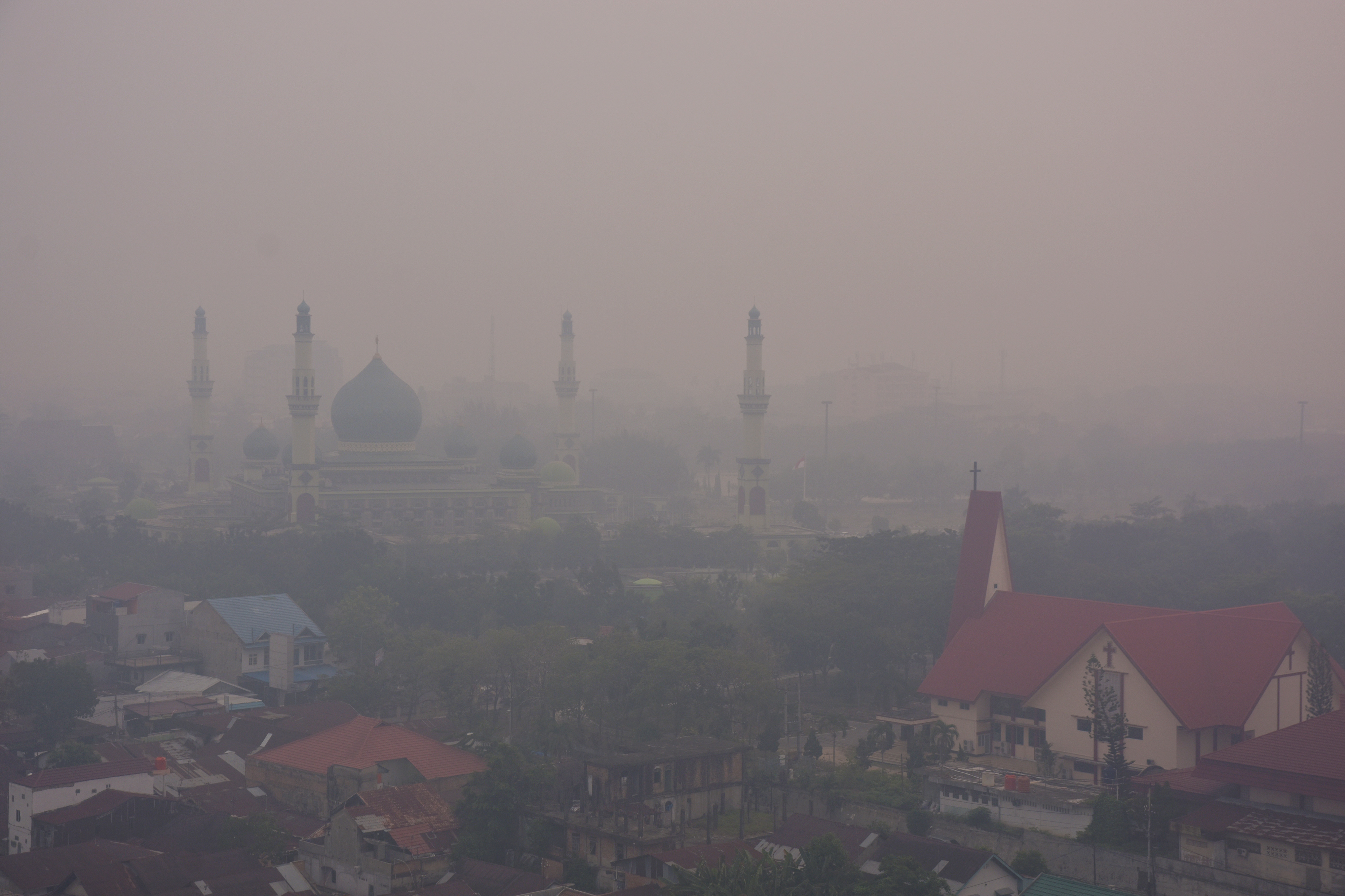 Kabut asap tebal menyelimuti Kota Pekanbaru, Riau