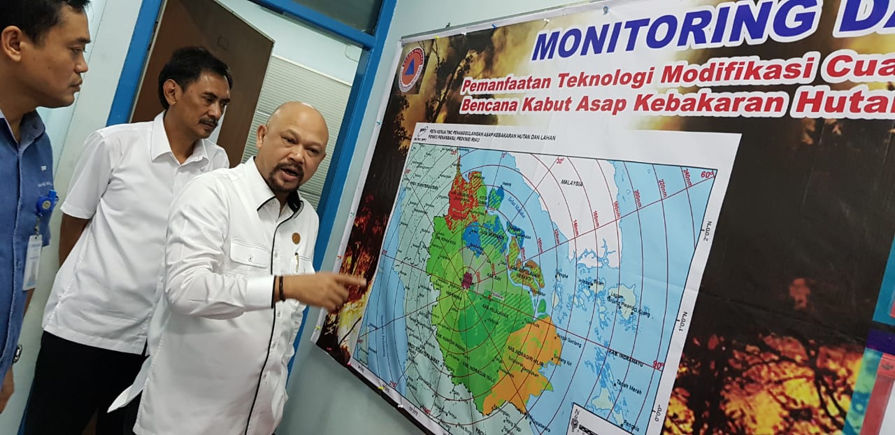 Kepala BPPT Hammam Riza saat memberikan pengarahan pelaksanaan Teknologi Modifikasi Cuiaca di Pekanbaru, Riau, Senin (16/9). 