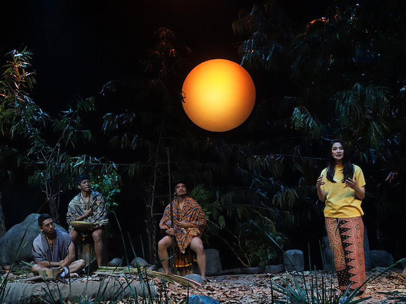 Pementasan Beralas Bumi Beratap Langit pada akhir pekan lalu berkisah tentang asal muasal dan kearifan Orang Rimba.