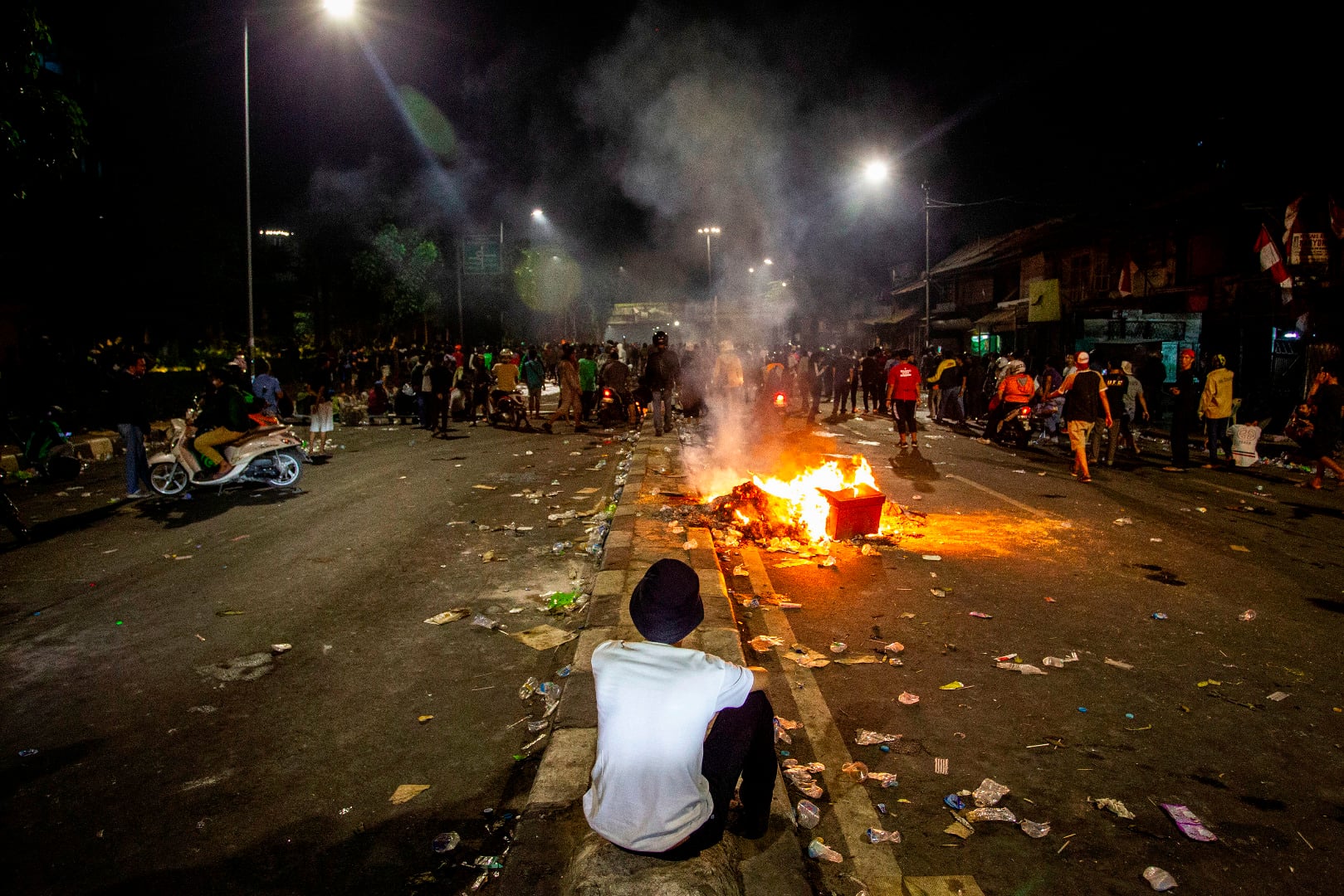 uasana aksi kericuhan saat aksi unjuk rasa di kawasan Pejompongan, Jakarta, kemarin.