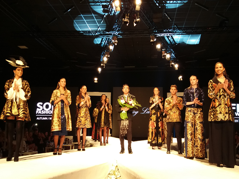 Chossy Latu (tengah) di Sofia Fashion Week