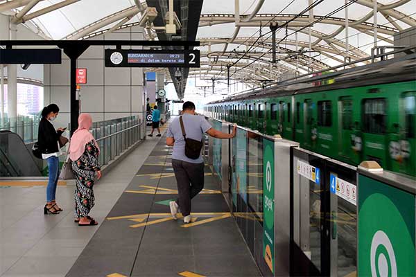 Ilustrasi -- Penumpang menunggu Moda Raya Terpadu (MRT) di Stasiun Fatmawati, Jakarta, Minggu (4/8). 