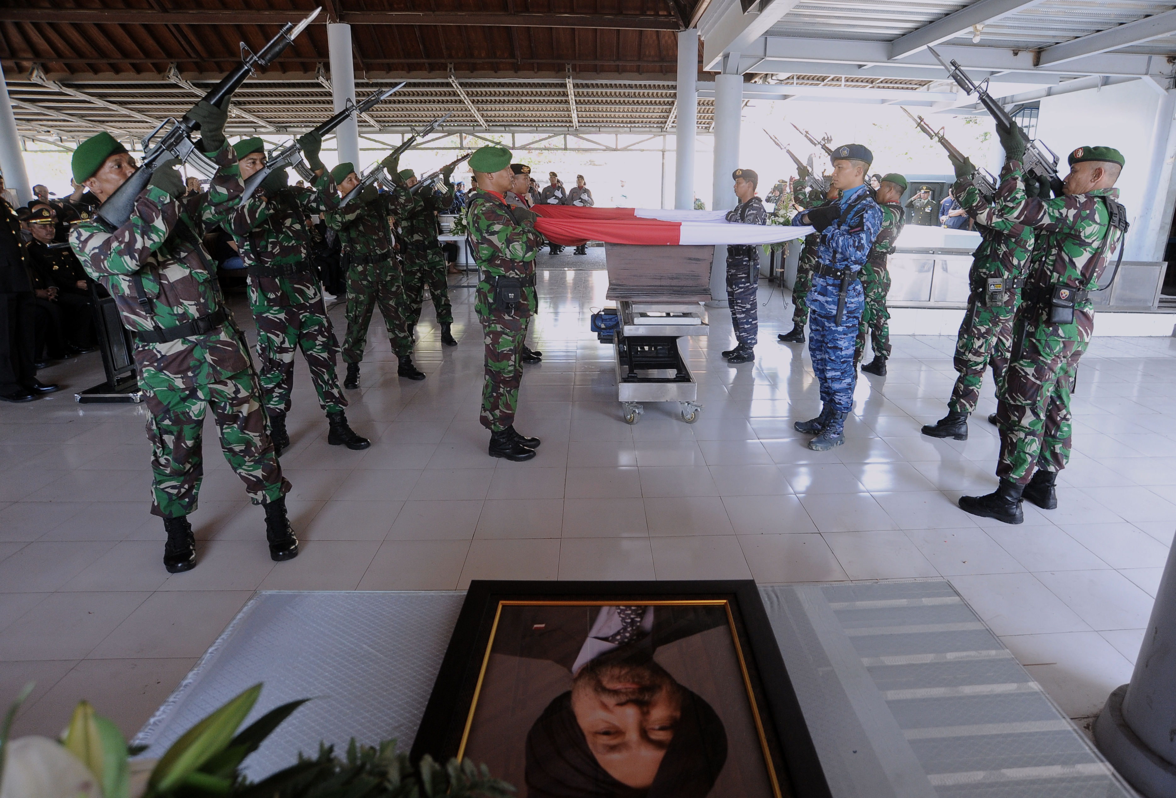 Prajurit TNI melakukan upacara perabuan secara militer terhadap jenazah almarhum Harbrinderjit Singh Dillon.