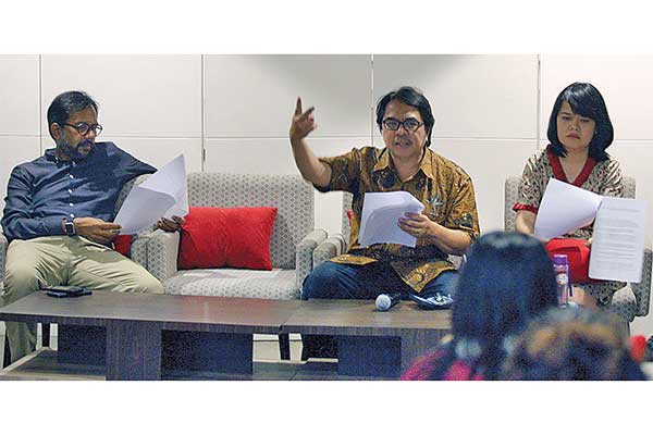 Kuasa hukum Rizky Amelia (RA), Haris Azhar, Koordinator Kelompok Pembela Korban Kekerasan Seksual (KPKS) Ade Armando, Imelda Berwanty Purba