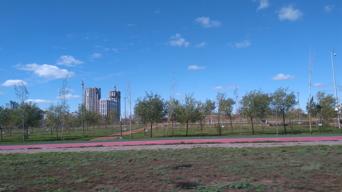 Pemerintah Kazakhstan paham betul artinya polusi. Terbukti mereka membangun cukup banyak ruang terbuka hijau di Nur Sultan.