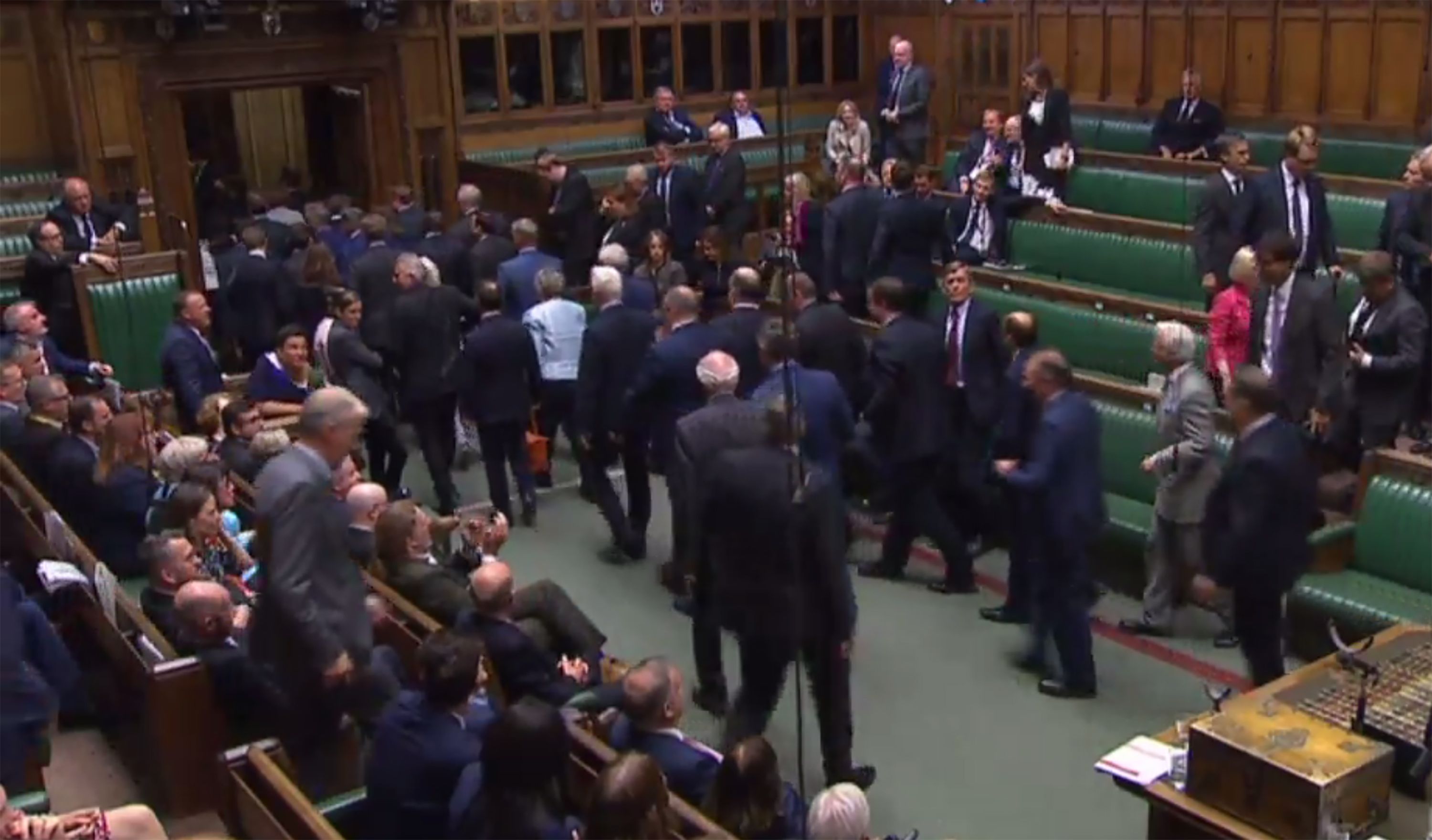 Anggota parlemen meninggalkan ruangan setelah parlemen Inggris dibekukan