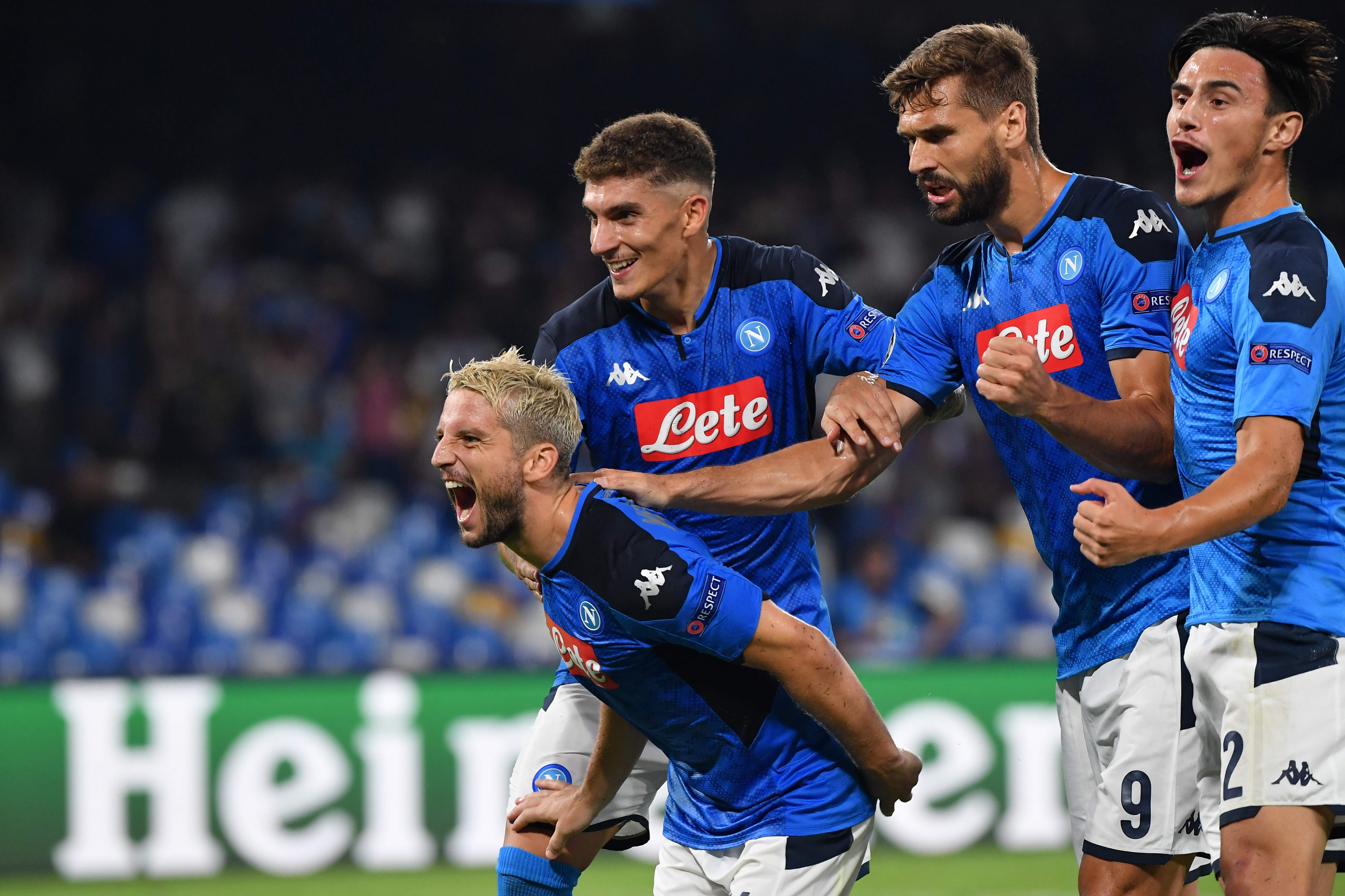 Dries Mertens (depan) melakukan selebrasi usai mencetak gol ke gawang Liverpool.