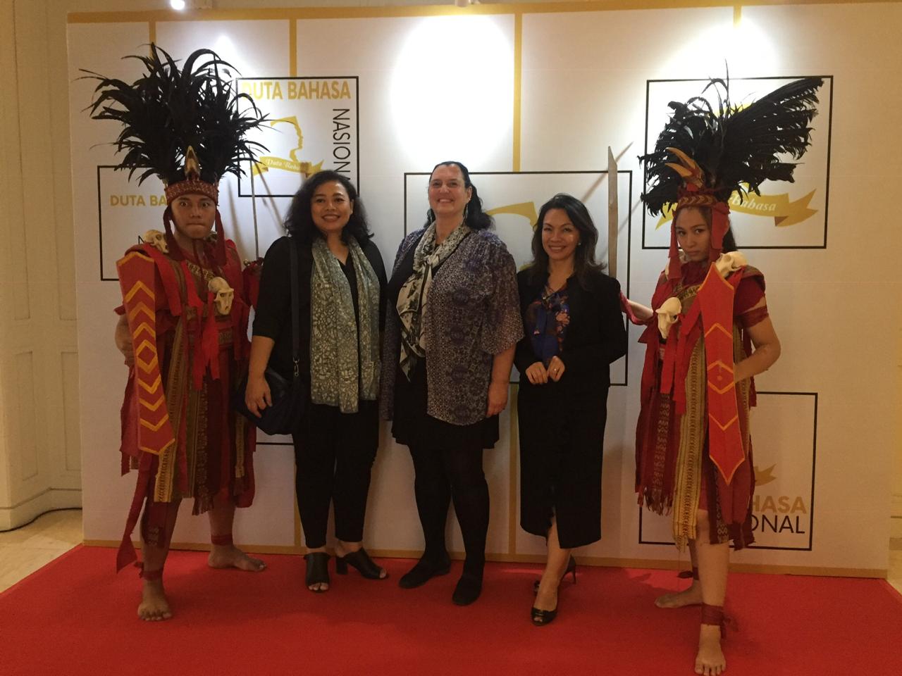 Dari kiri: Ni Putu Ayu Widari, penggkaji kebahasaan, Wendy George, R&D Advisor EF, dan Director of Corporate Affairs EF Juli Simatupang.