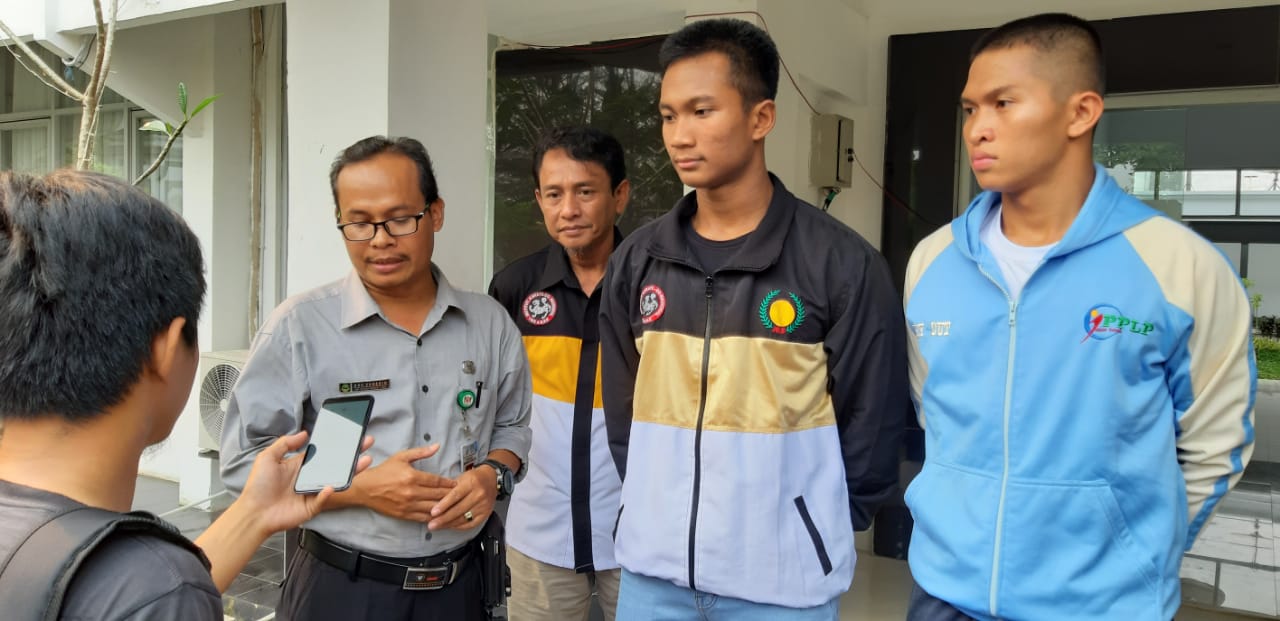 Dua karateka Purwakarta, Luthfi Shandy Pramuditya (kedua dari kanan) dan Yudha Fadillah Pratama (kanan).