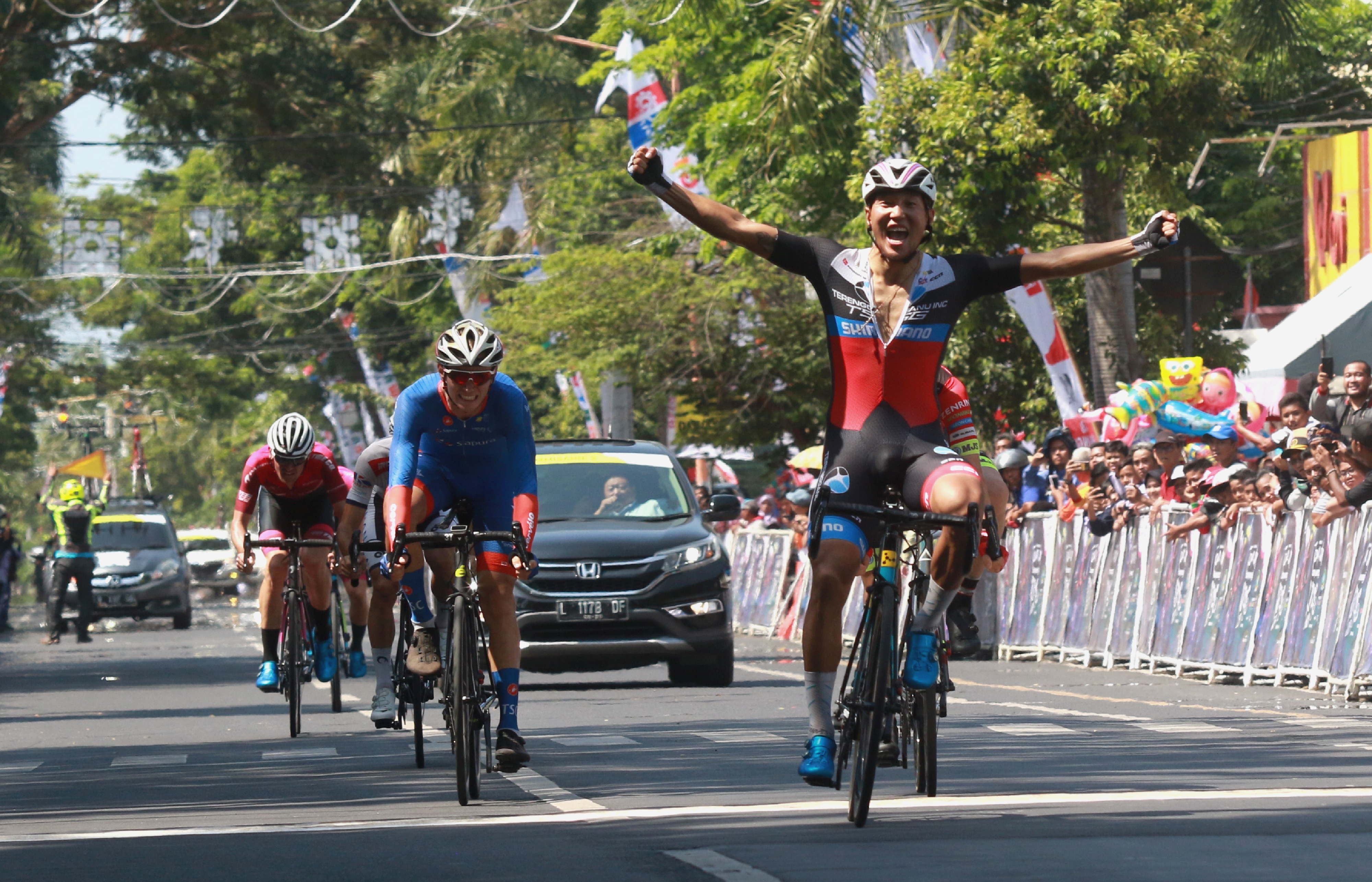 ETAPE PERTAMA ITdBI 2019: Pebalap sepeda Batmunkh Maral (kanan)