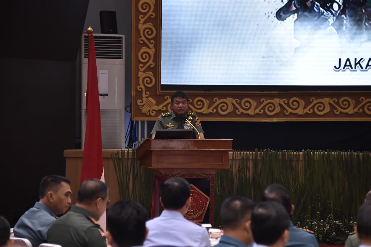 Irjen TNI Letnan Jenderal TNI Muhammad Herindra saat membacakan amanat Panglima TNI di acara seminar Seminar Nasional