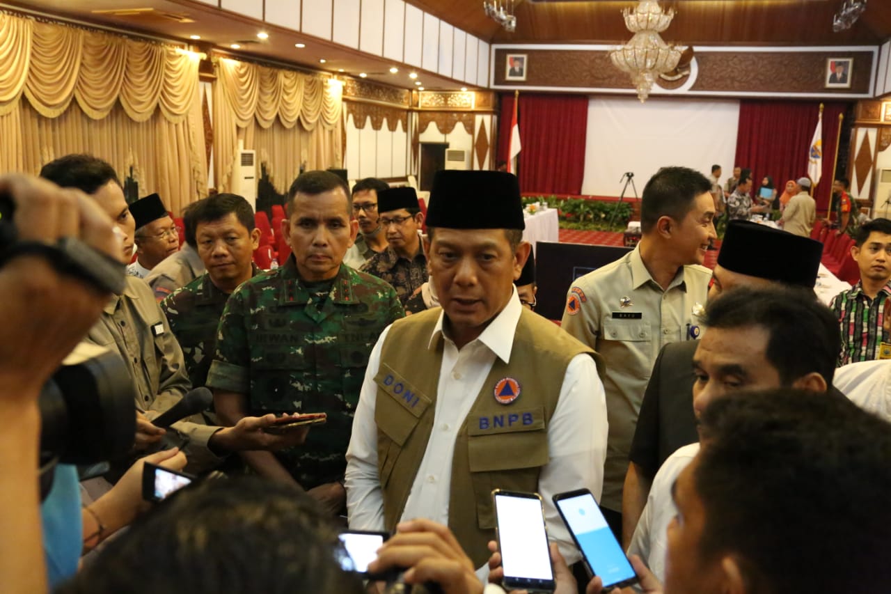 Kepala BNPB Doni Monardo (tengah)