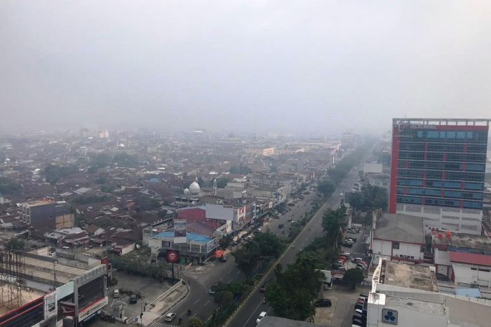 Kabut asap dari karhutla kian pekat menyelimuti Kota Pekanbaru seiring meningkatnya jumlah titik panas di Riau.