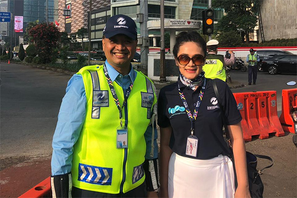 Kepala Divisi Sekretaris Perusahaan dan Humas PT Transportasi Jakarta, Nadia Diposanjoyo (kanan)
