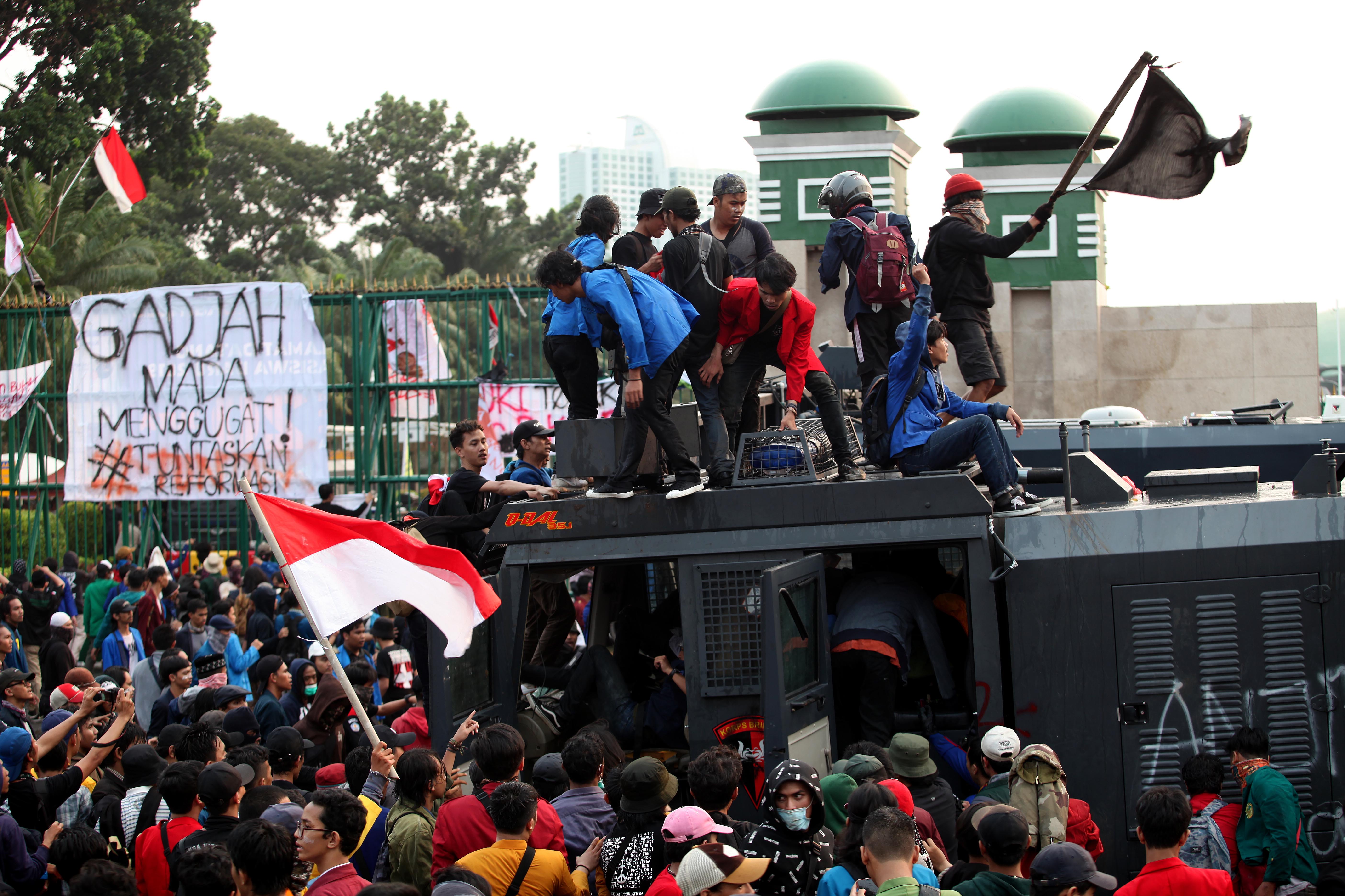Aksi Mahasiswa menolak RUU yang dianggap bermasalah di gedung DPR. 