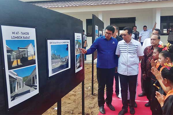 Gubernur NTB, Zulkiefl imansyah (kedua kiri) menyimak penjelasan Ketua Yayasan Dompet Kemanusian Media Group (DKMG) Ali Sadikin