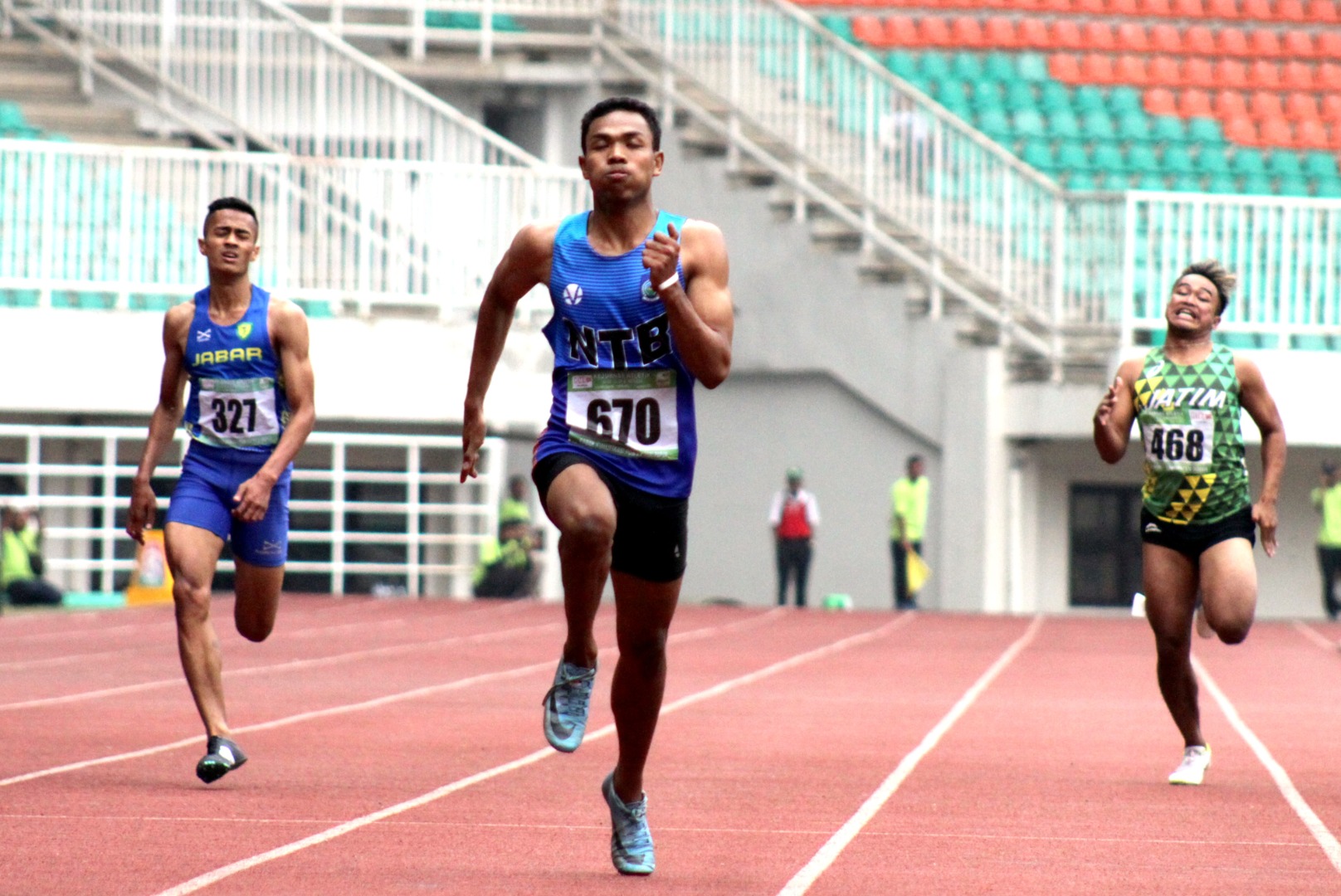 Atlet asal NTB Lalu Muhammad Zohri (tengah) memacu kecepatannya saat pertandingan nomor Lari 200 m final U-20 putra Kejurnas Atletik 2019.