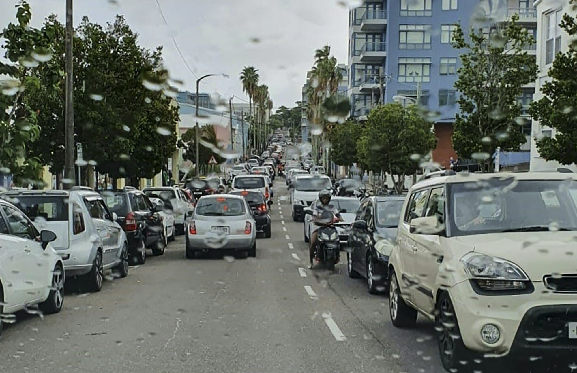 Air hujan menerpa kaca mobil bersamaan dengan datangnya badai Humberto di Hamilton, Bermuda. 