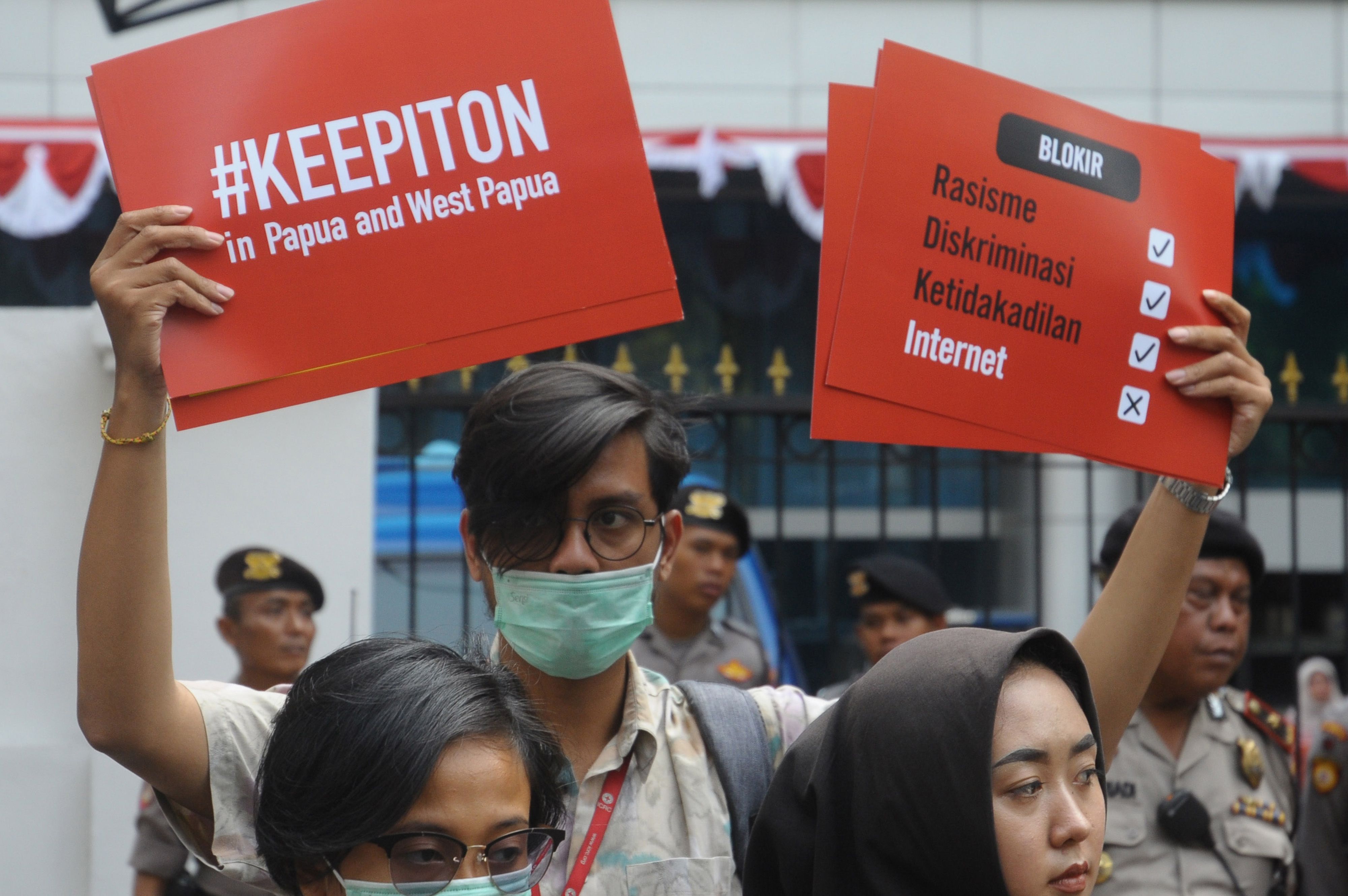 Aktivis berkampanye untuk pembukaan akses internet di Papua