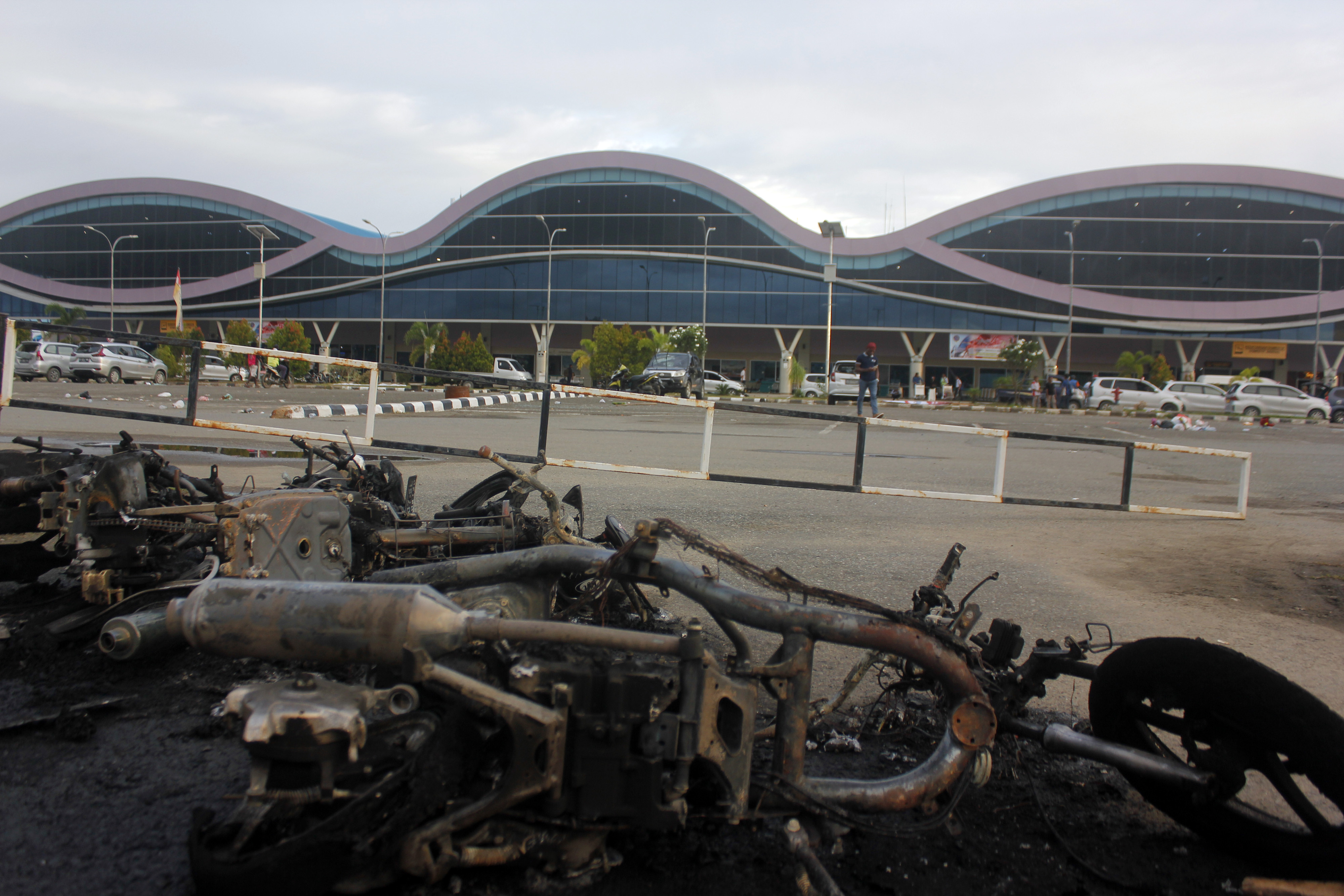 Bangkai sepeda motor usai dibakar massa di parkiran Bandara Domine Eduard Osok (DEO) Kota Sorong, Papua Barat, Senin (19/8)