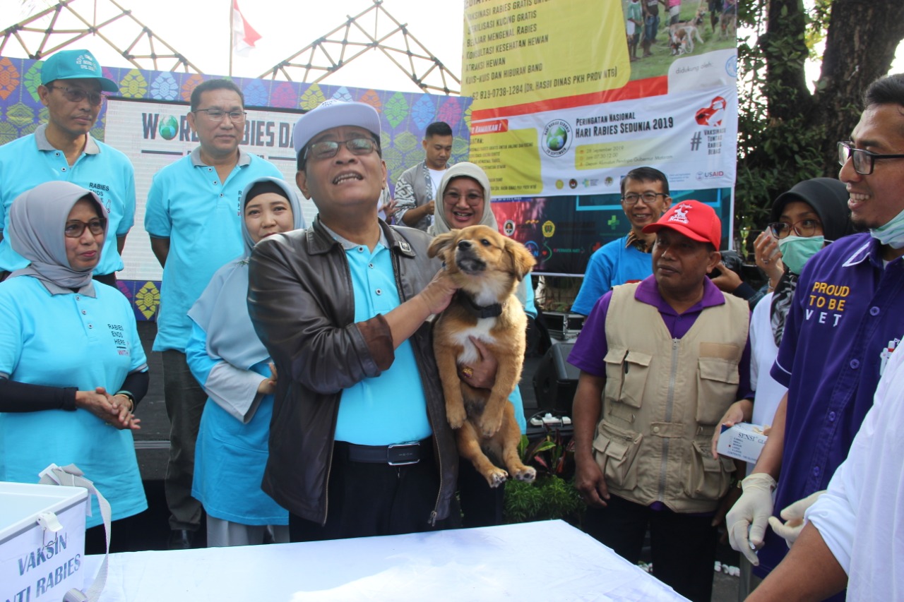 Pemerintah akan melibatkan semua sektor dan masyarakat agar Indonesia bebas dari rabies. 