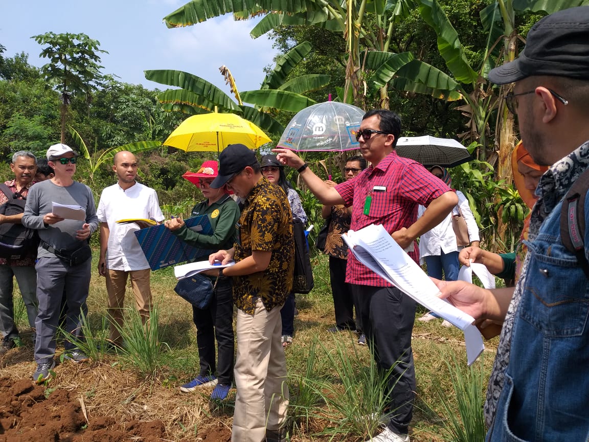 Sidang lapangan kasus sengketa tanah di Pancoran Mas, Depok, Jawa Barat, Jumat (13/9).