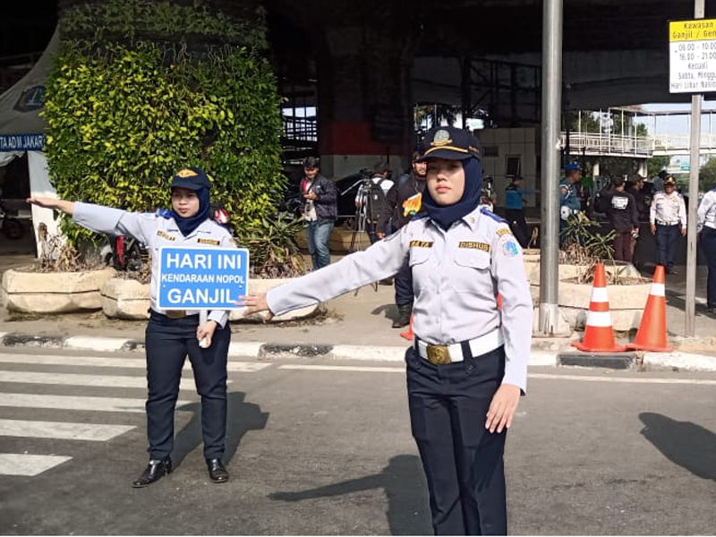 Petugas dari Dinas Perhubungan (Dishub) DKI Jakarta berjaga di Jl Pramuka, Jakarta Timur di hari pertama pemberlakuan Ganjil-Genap