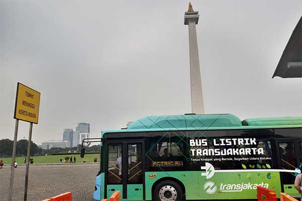 Ilustrasi -- Uji coba bus listrik Trans-Jakarta di kawasan Monas, Jakarta Pusat, pekan lalu.