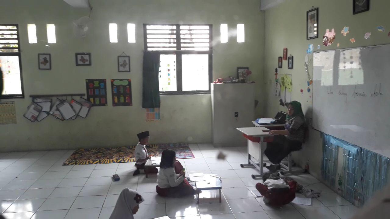 Siswa SD Negeri Pekayon Jaya 3 belajar di lantai