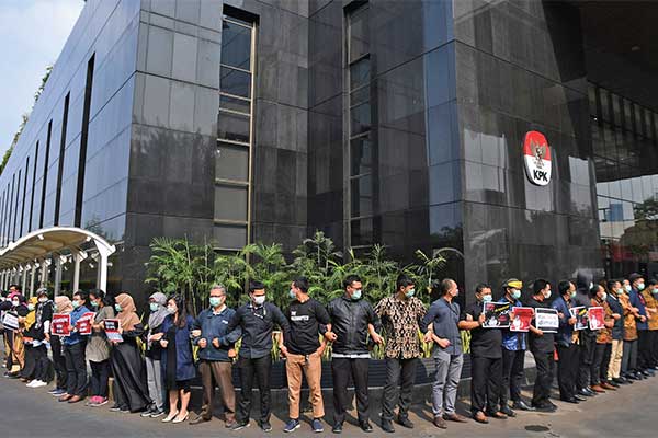 TOLAK CAPIM KPK BERMASALAH: Pegawai KPK berunjuk rasa di kantor KPK, Jakarta, kemarin.