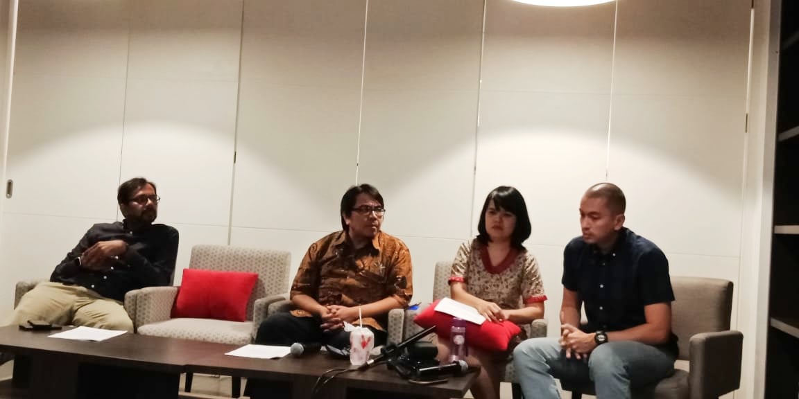 Haris Azhar (kiri) bersama pengajar Imu Komunikasi Universitas Indonesia Ade Armando (kedua kiri)