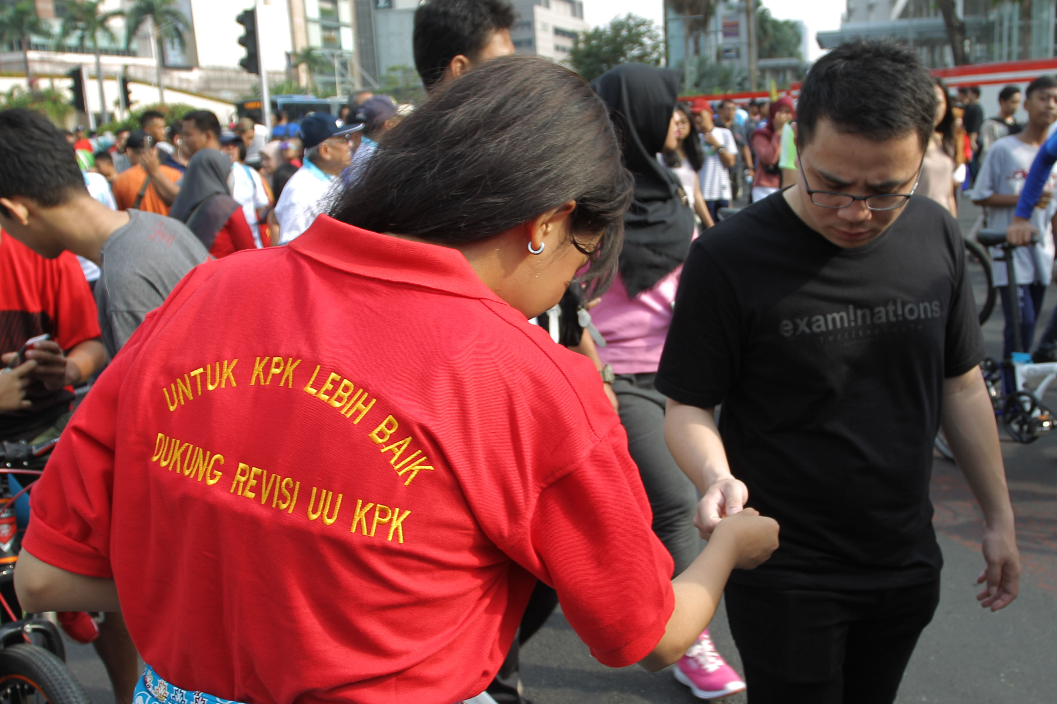 Komunitas Srikandi Cinta Tanah Air membagikan pin kepada warga pada hari bebas kendaraan di Bundaran HI, Jakarta, Minggu (15/9).