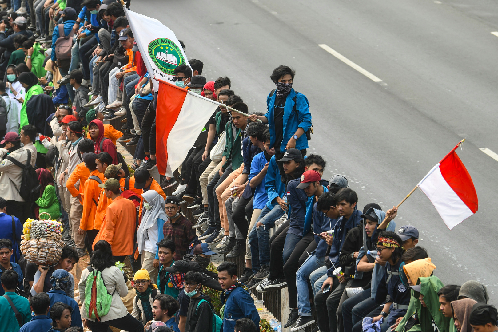 Mahasiswa dari berbagai perguruan tinggi melakukan aksi unjuk rasa di depan kompleks Parlemen, Senayan, Jakarta, Selasa (24/9)
